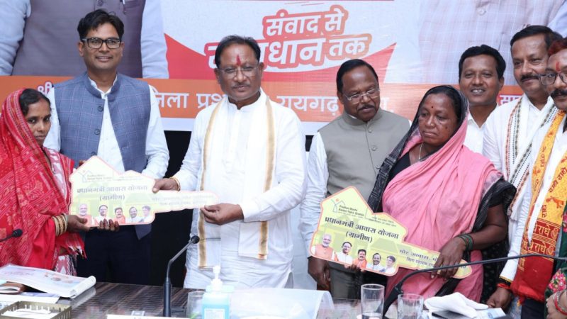 मुख्यमंत्री ने बिरहोर महिलाओं को सौंपी पक्के आवास की चाबी