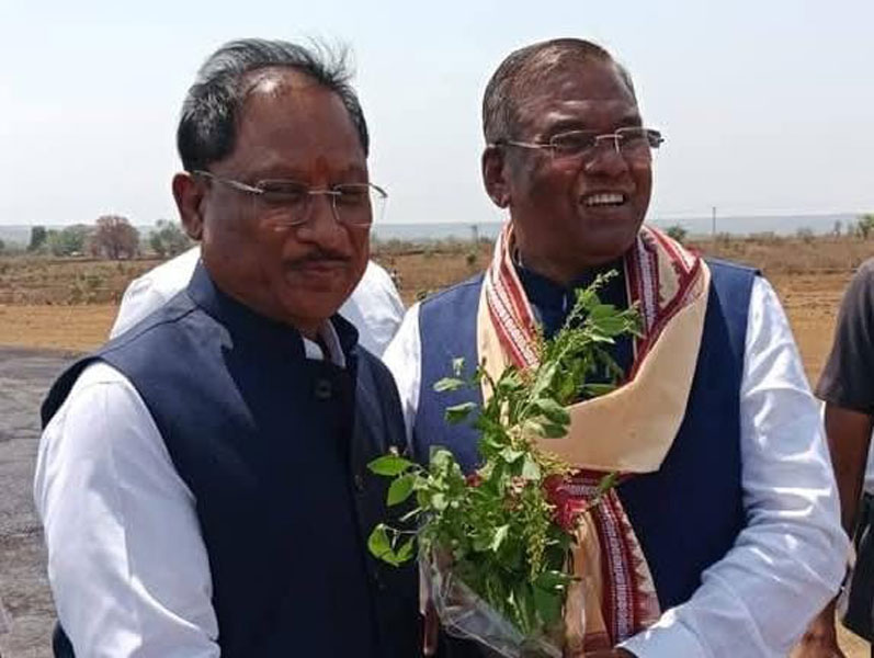 मुख्यमंत्री विष्णुदेव साय का मंडला हेलीपैड में किया गया भव्य स्वागत