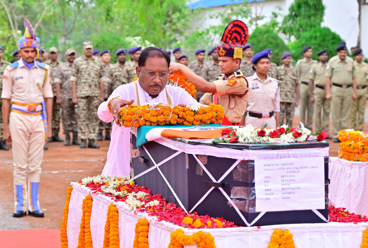 मुख्यमंत्री ने नक्सल मुठभेड़ में शहीद जवान मेहुल भाई को दी श्रद्धांजलि