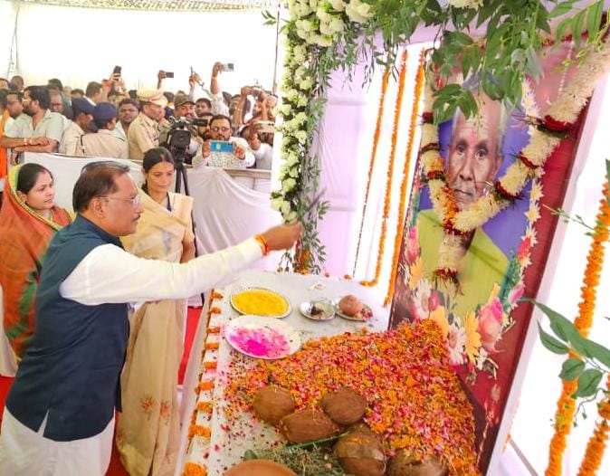 मुख्यमंत्री साय ने स्व. मोहन कुंभकार को दी श्रद्धांजलि