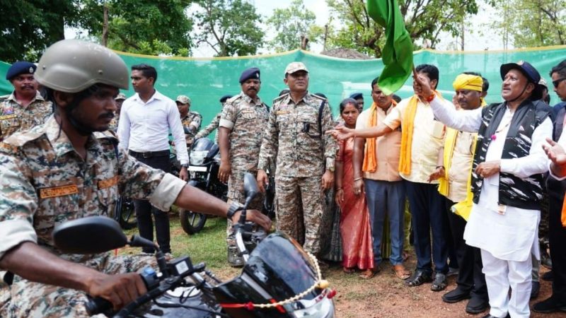 मुख्यमंत्री विष्णु देव साय ने बासिंग सुरक्षा कैंप में आयोजित कार्यक्रम में सुरक्षा बलों को पेट्रोलिंग करने के लिए 50 मोटरसाइकिल के साथ रवाना किया