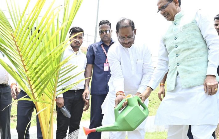 पर्यावरण संरक्षण की दिशा में महत्वपूर्ण पहल: मुख्यमंत्री और केंद्रीय कृषि मंत्री ने नवा रायपुर में किया नारियल पौधे का रोपण