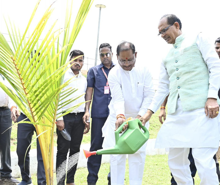 पर्यावरण संरक्षण की दिशा में महत्वपूर्ण पहल: मुख्यमंत्री और केंद्रीय कृषि मंत्री ने नवा रायपुर में किया नारियल पौधे का रोपण