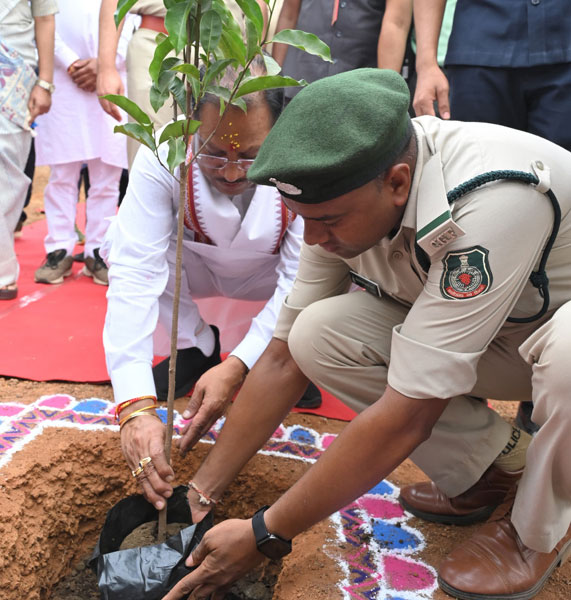 मुख्यमंत्री ने बालोद में लगाया आम का पौधा