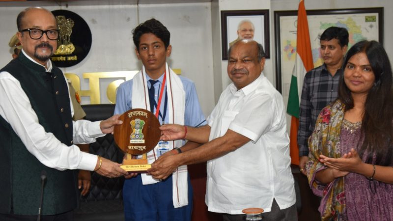 राज्यपाल रमेन डेका से 10वीं एवं 12वीं बोर्ड परीक्षाओं के प्रावीण्य सूची में स्थान बनाने वाले विद्यार्थियों ने की मुलाकात