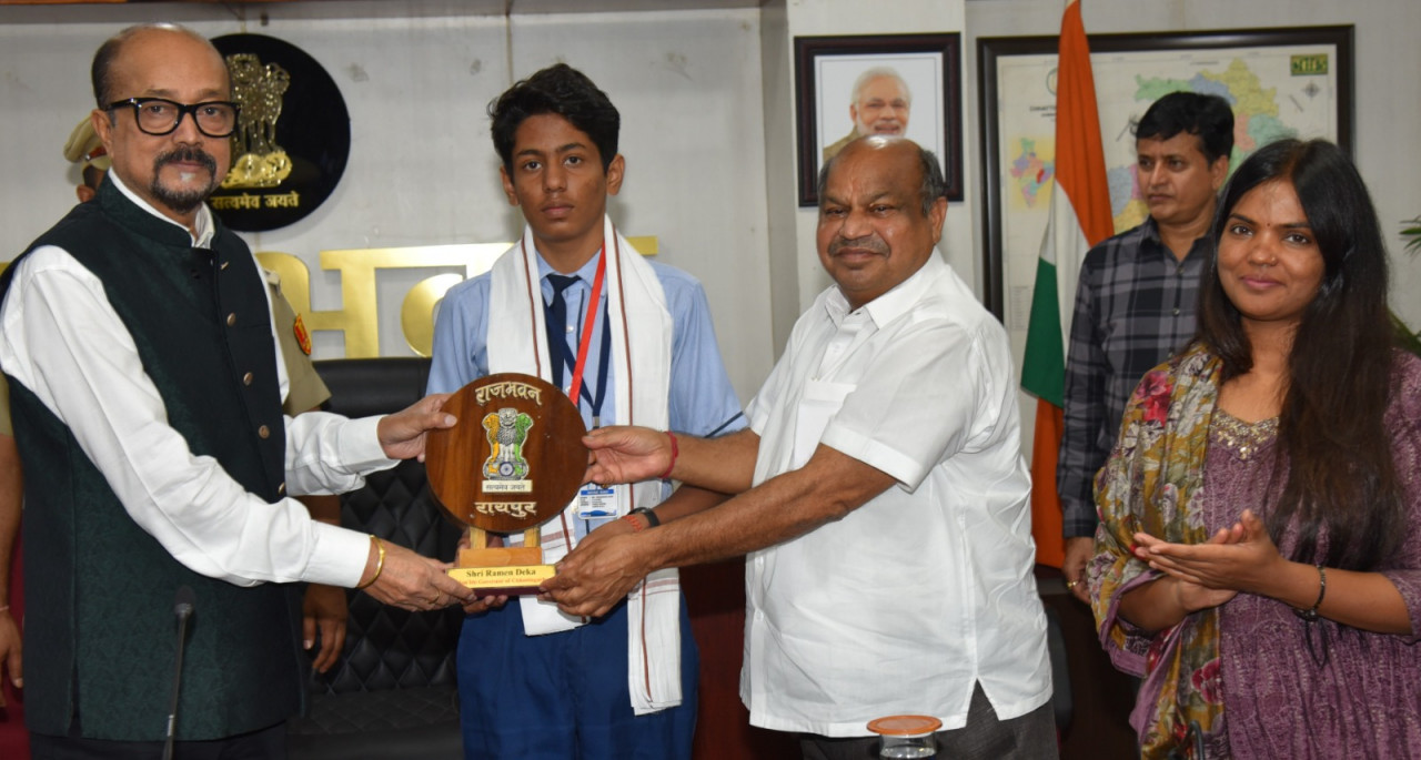 राज्यपाल रमेन डेका से 10वीं एवं 12वीं बोर्ड परीक्षाओं के प्रावीण्य सूची में स्थान बनाने वाले विद्यार्थियों ने की मुलाकात