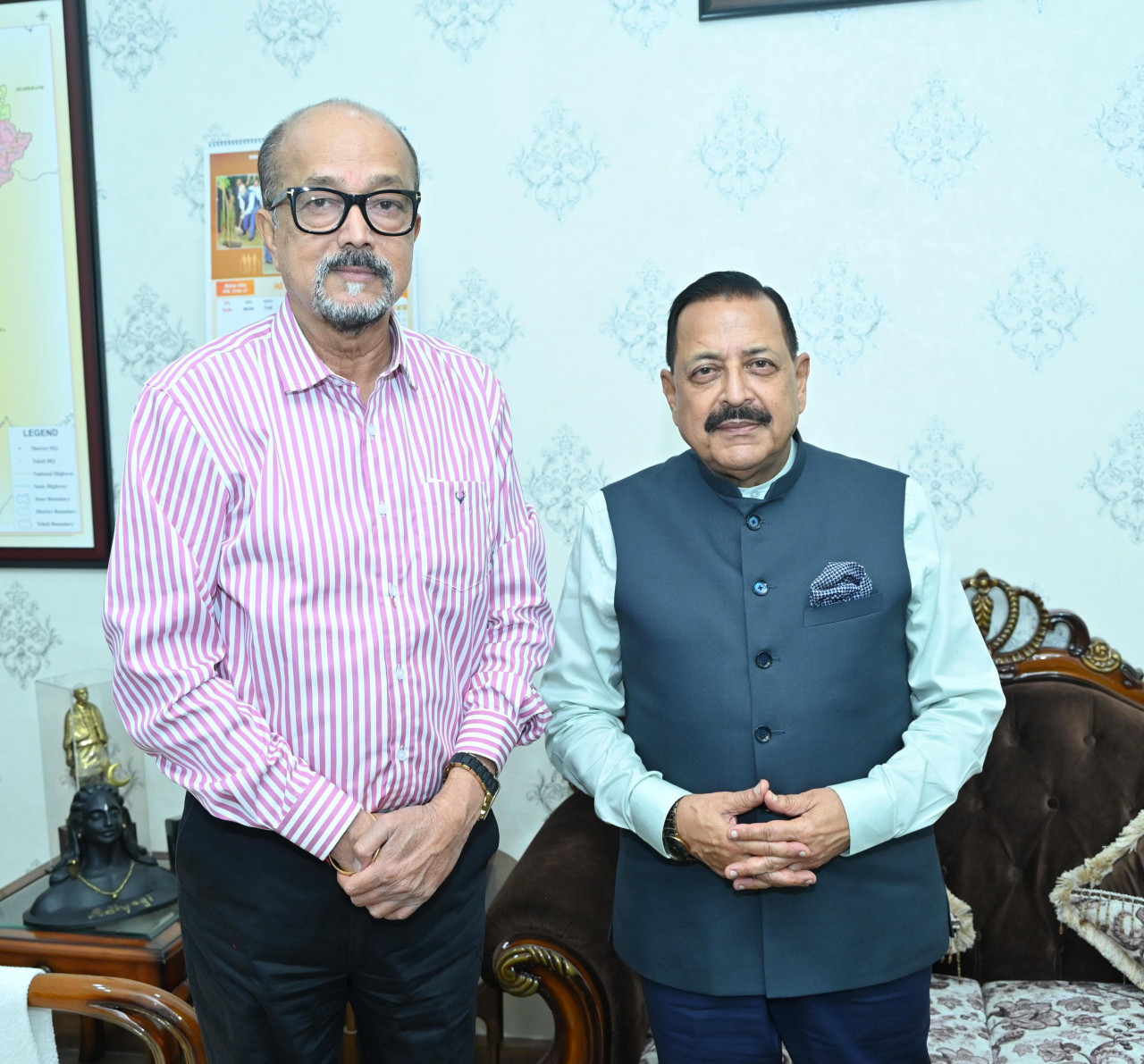 राज्यपाल डेका से केंद्रीय राज्य मंत्री राणा ने सौजन्य भेंट की