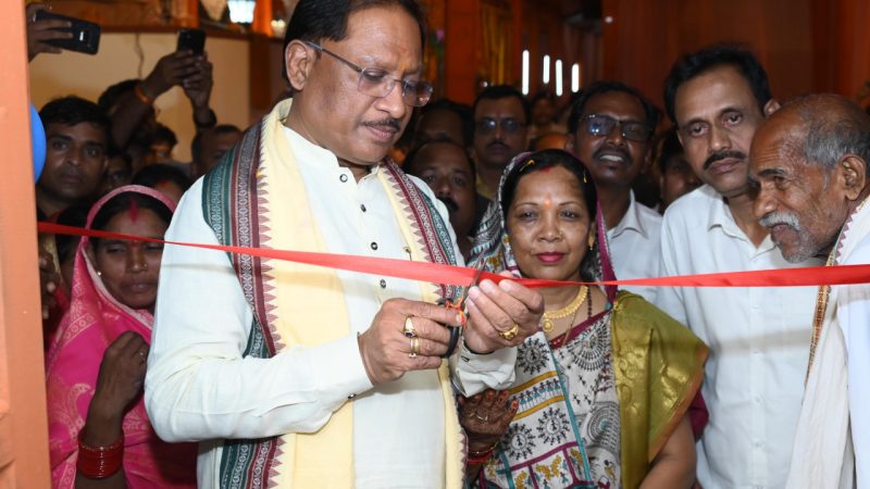 मुख्यमंत्री ने दोकड़ा में पीएम आवास योजना के हितग्राही संतु चक्रेस को चाबी देकर गृह प्रवेश कराया