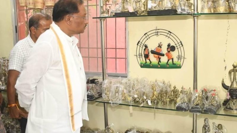 मुख्यमंत्री साय का शिल्प नगरी कोंडागांव के शबरी एंपोरियम पहुंचे