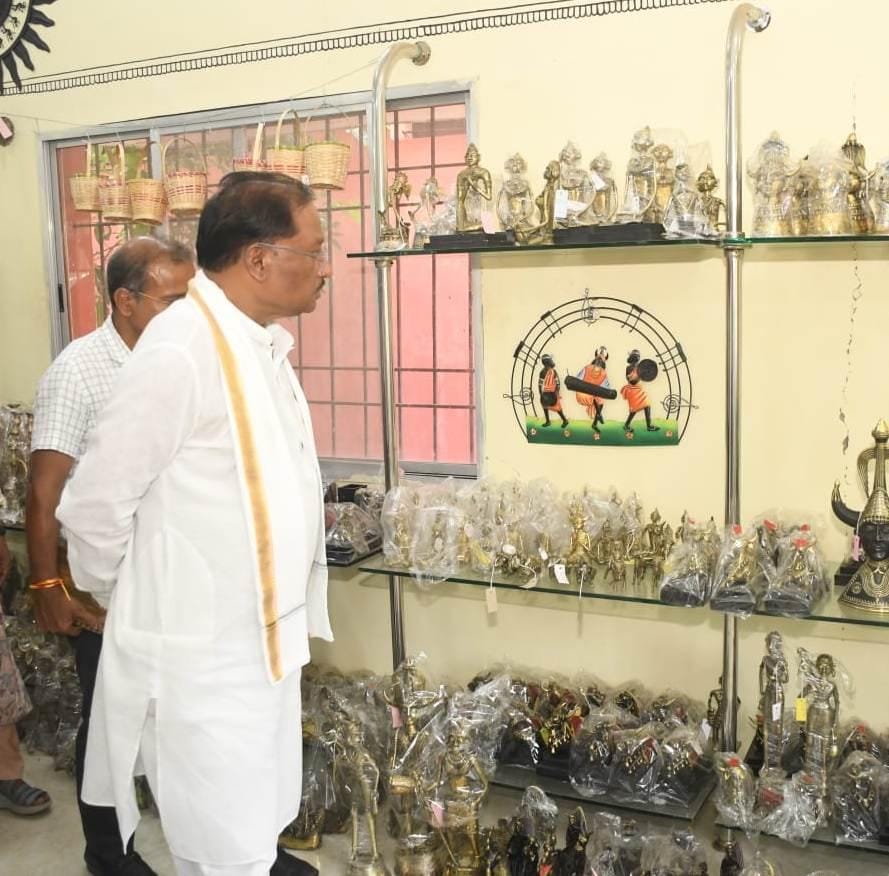 मुख्यमंत्री साय का शिल्प नगरी कोंडागांव के शबरी एंपोरियम पहुंचे