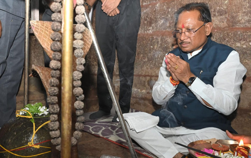 मुख्यमंत्री ने तेरहवीं शताब्दी के प्राचीन शिव व हनुमान मंदिर के किए दर्शन