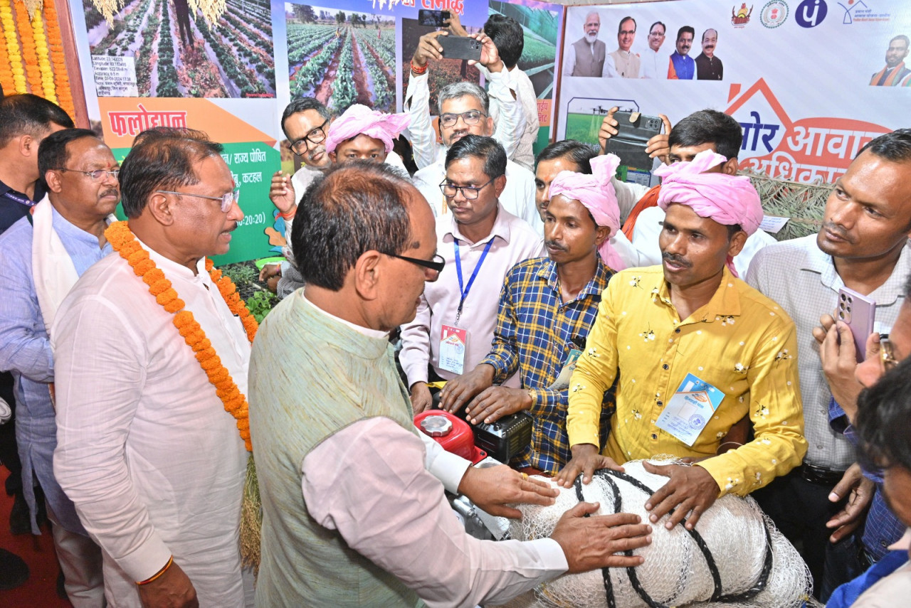 केंद्रीय मंत्री शिवराज सिंह चौहान ने हितग्राहियों से की सीधी बातचीत