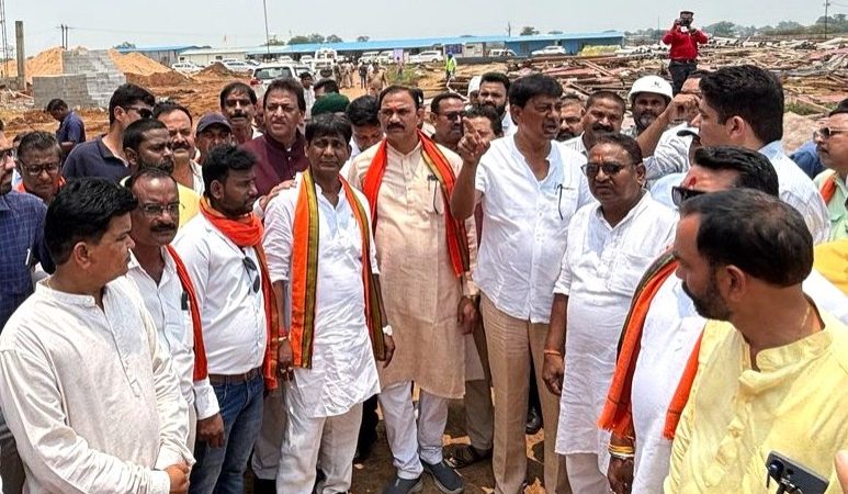 स्वास्थ्य मंत्री श्याम बिहारी जायसवाल ने महासमुंद में निर्माणाधीन मेडिकल कॉलेज का किया औचक निरीक्षण