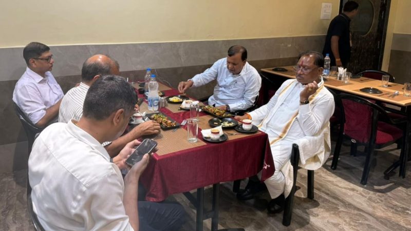 मुख्यमंत्री विष्णुदेव साय ने सिमगा में ढाबा में किया भोजन, स्थानीय लोगों से की आत्मीय बातचीत