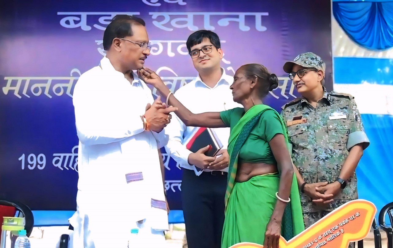 मुख्यमंत्री को माँ ने दिया अपना आशीर्वाद—स्नेह से छुआ गाल, हृदय से कहा धन्यवाद