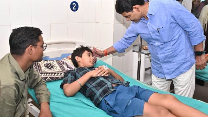 राजस्व मंत्री ने अस्पताल पहुँचकर घायलों से की मुलाक़ात