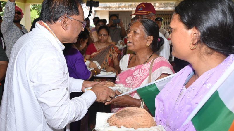 मुख्यमंत्री ने तिरंगा यात्रा के अवसर पर शहीदों के परिजनों को शाल और श्रीफल भेंटकर सम्मानित किया