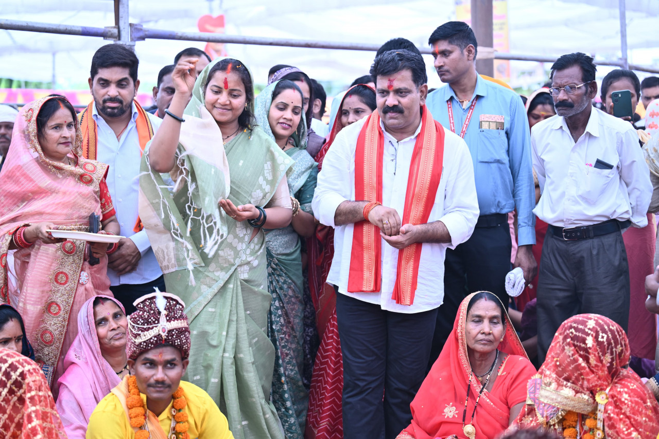 अक्षय तृतीया पर 85 जोड़ों ने लिए सात फेरे, उपमुख्यमंत्री विजय शर्मा और मंत्री लक्ष्मी राजवाड़े ने दिया आशीर्वाद