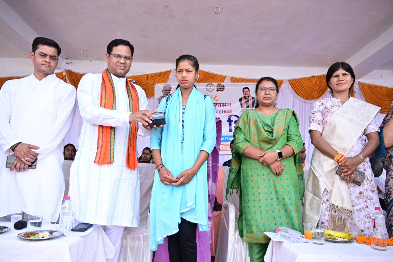 गौरेला पेंड्रा मरवाही : शिक्षा की राह में अब नहीं कोई रुकावट, समाधान शिविर में चांदनी को मिला श्रवण यंत्र का सहारा