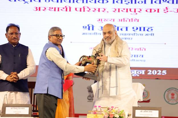 केन्द्रीय गृह एवं सहकारिता मंत्री अमित शाह ने आज छत्तीसगढ़ के नवा रायपुर में एनएफएसयू और सीएफएसएल के रायपुर परिसर का शिलान्यास एवं एनएफएसयू रायपुर के अस्थाई परिसर का ई-उद्घाटन किया