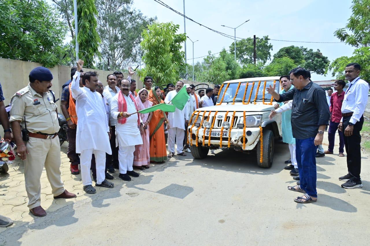 उप मुख्यमंत्री अरुण साव ने सोलर बैटरी वाहन को हरी झंडी दिखाकर किया रवाना