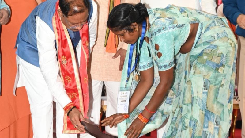 तेंदूपत्ता संग्राहकों के सम्मान में ‘चरण पादुका योजना’ का पुनः शुभारंभ – मुख्यमंत्री साय