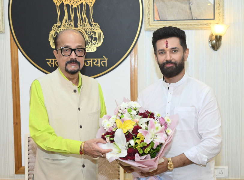 राज्यपाल डेका से केंद्रीय खाद्य प्रसंस्करण उद्योग मंत्री पासवान ने की सौजन्य भेंट