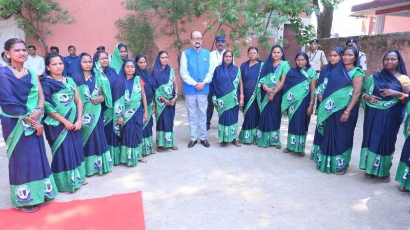 राज्यपाल डेका ने मड़वाडीह पहुंच कर ग्रामीणों से किया संवाद