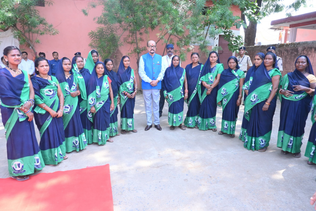 राज्यपाल डेका ने मड़वाडीह पहुंच कर ग्रामीणों से किया संवाद