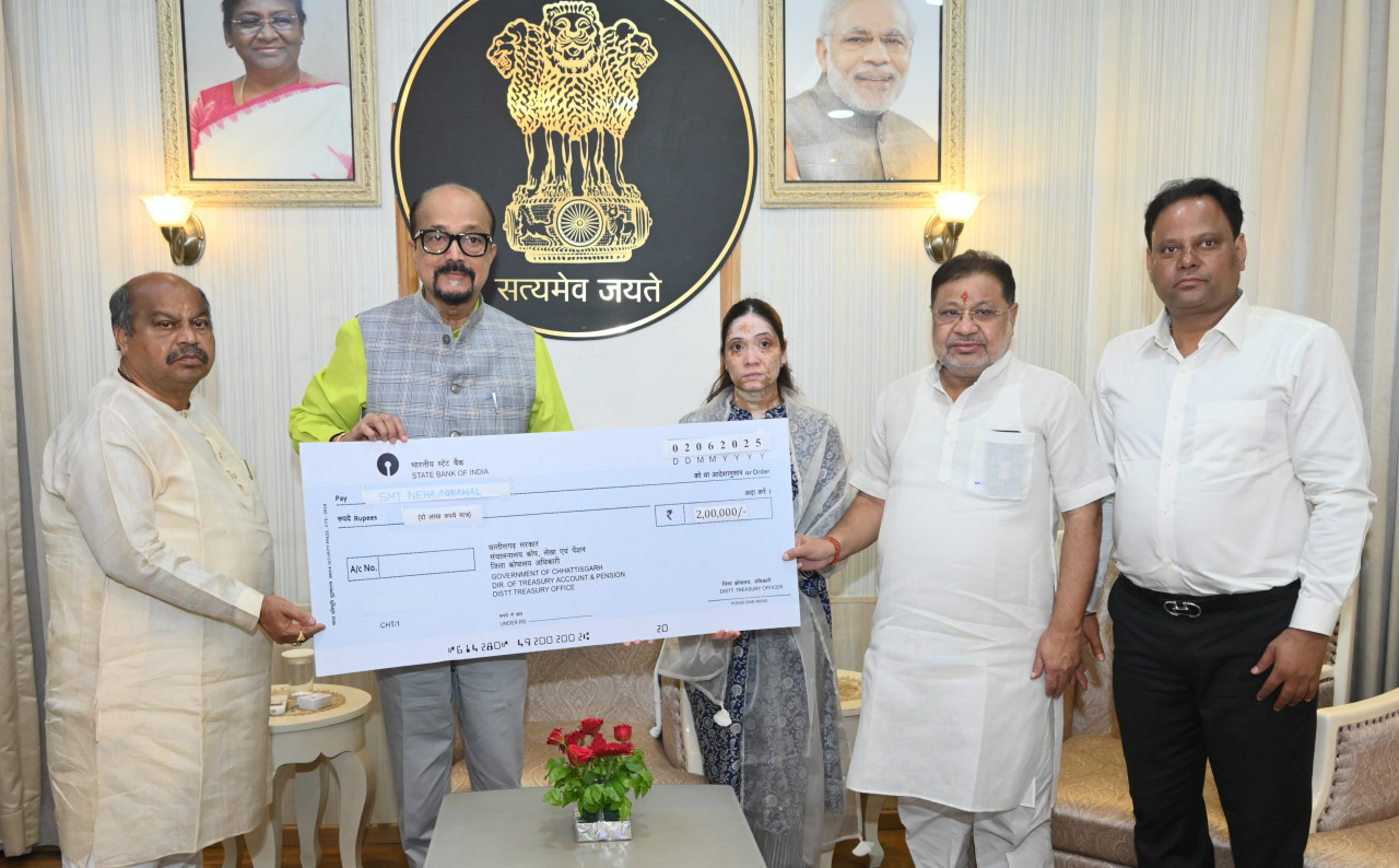 राज्यपाल डेका ने पहलगाम आतंकी हमले में जान गंवाने वाले स्वर्गीय अग्रवाल के परिजनों को दी 2 लाख रूपये की सहायता राशि