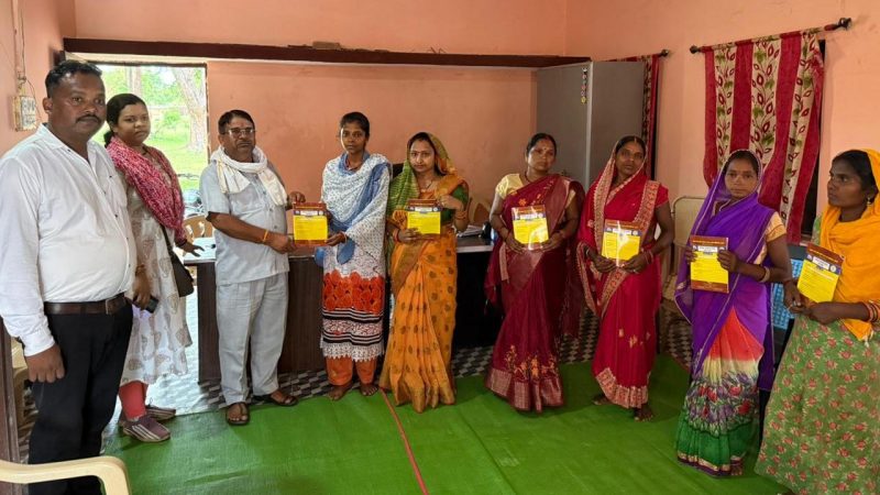 धरती आबा शिविर में निशुल्क जाब कार्ड पाकर आठ परिवारों के चेहरे पर आई मुस्कान