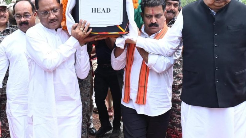 मुख्यमंत्री ने शहीद एएसपी आकाश राव गिरपुंजे को दी श्रद्धांजलि: पार्थिव शरीर को कंधा देकर दी अंतिम विदाई