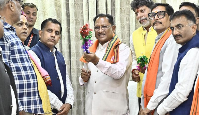 मुख्यमंत्री विष्णु देव साय को बस्तर के ऐतिहासिक ‘गोंचा महापर्व’ का आमंत्रण : ‘तुपकी’ भेंट कर किया गया सम्मान