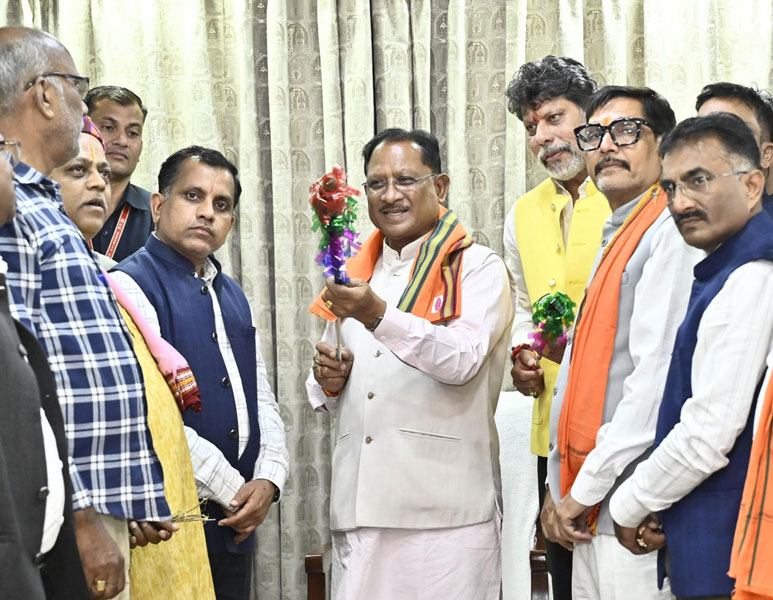 मुख्यमंत्री विष्णु देव साय को बस्तर के ऐतिहासिक ‘गोंचा महापर्व’ का आमंत्रण : ‘तुपकी’ भेंट कर किया गया सम्मान