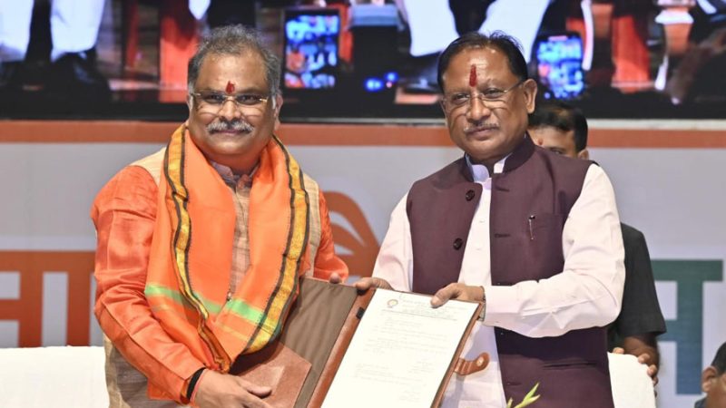 मुख्यमंत्री विष्णुदेव साय छत्तीसगढ़ स्टेट बेवरेजेस कॉर्पोरेशन के अध्यक्ष श्रीनिवास मद्दी के पदभार ग्रहण समारोह में हुए शामिल