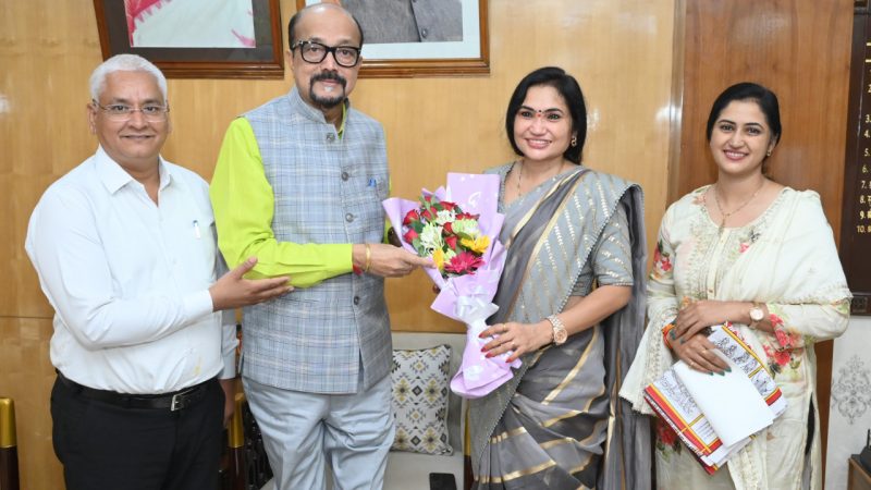 राज्यपाल डेका से छत्तीसगढ़ राज्य केश शिल्प कल्याण बोर्ड की अध्यक्ष ने की सौजन्य भेंट