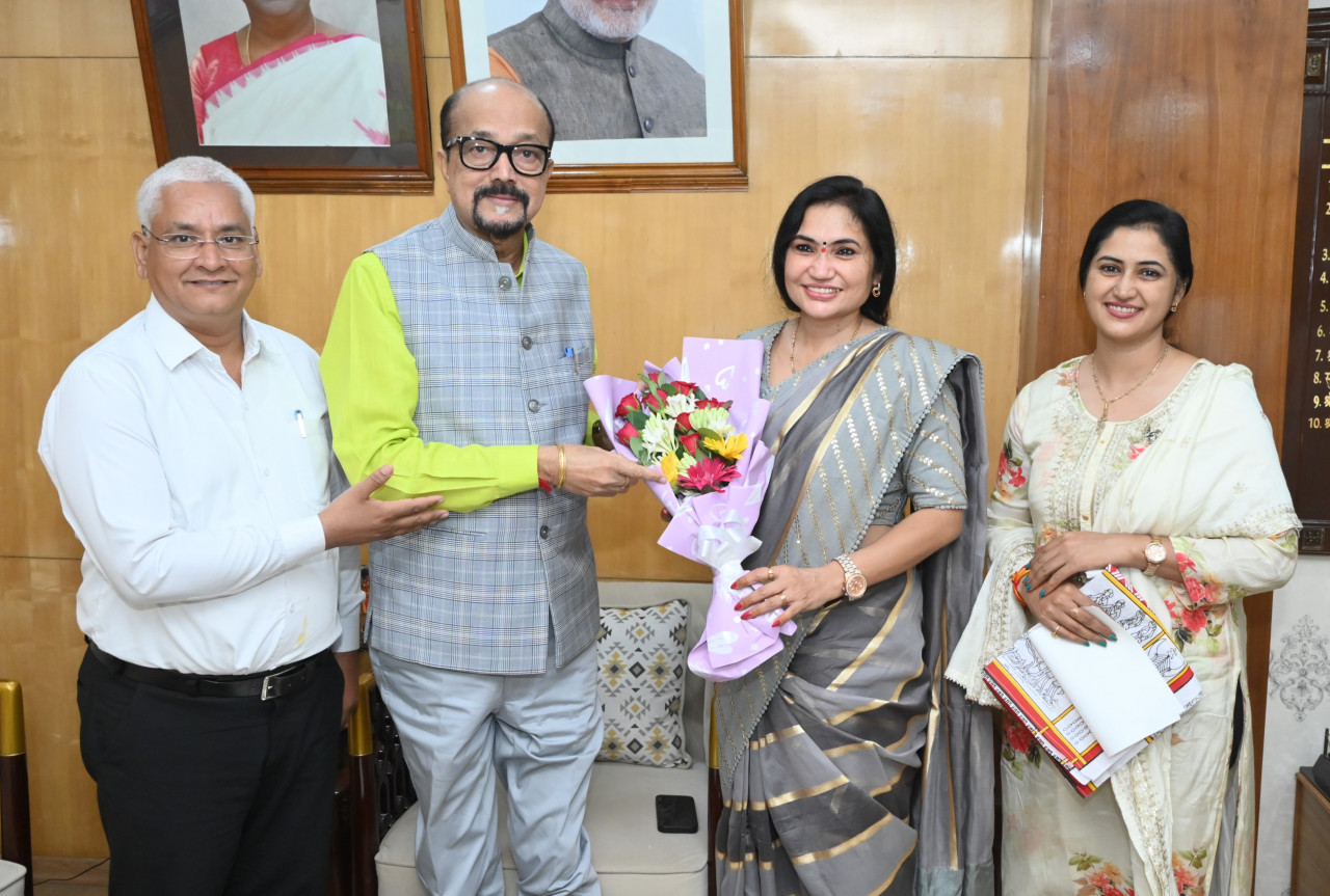 राज्यपाल डेका से छत्तीसगढ़ राज्य केश शिल्प कल्याण बोर्ड की अध्यक्ष ने की सौजन्य भेंट
