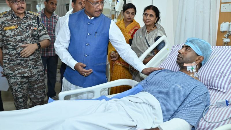 मुख्यमंत्री विष्णु देव साय सुकमा जिले के कोंटा में हुए नक्सली हमले में घायल हुए जवानों का हालचाल जानने आज रामकृष्ण अस्पताल पहुँचकर उनसे मुलाकात की