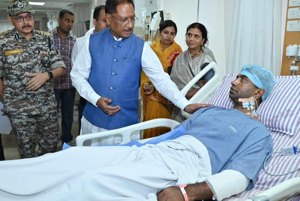 मुख्यमंत्री विष्णु देव साय सुकमा जिले के कोंटा में हुए नक्सली हमले में घायल हुए जवानों का हालचाल जानने आज रामकृष्ण अस्पताल पहुँचकर उनसे मुलाकात की