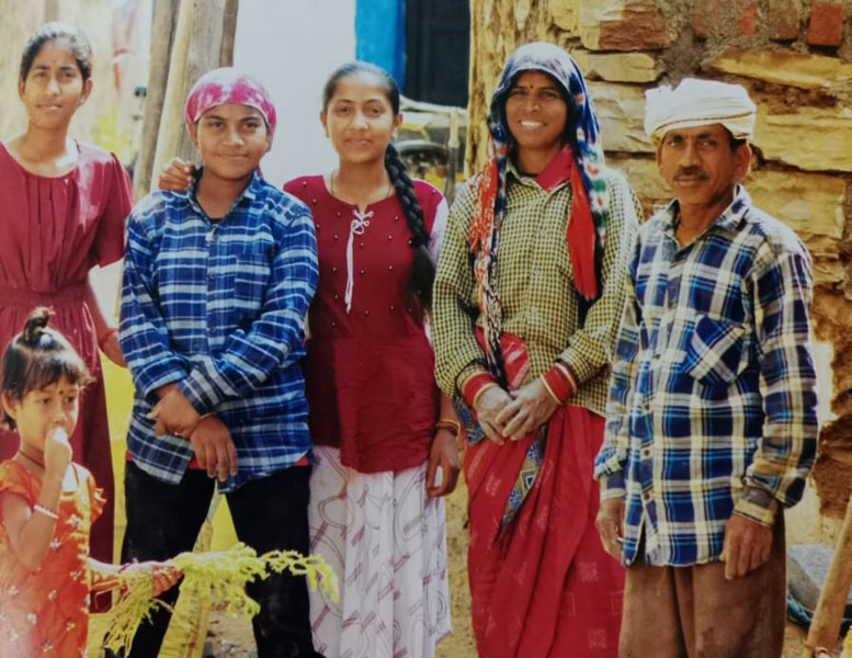 मुख्यमंत्री नोनी सशक्तिकरण योजना ने बदली पार्वती मिझी की ज़िंदगी : बेटियों के सपनों को मिली उड़ान