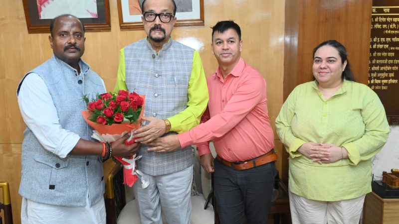 राज्यपाल रमेन डेका से वन अल्फाबेट फाउंडेशन के पदाधिकारियों ने की सौजन्य भेंट