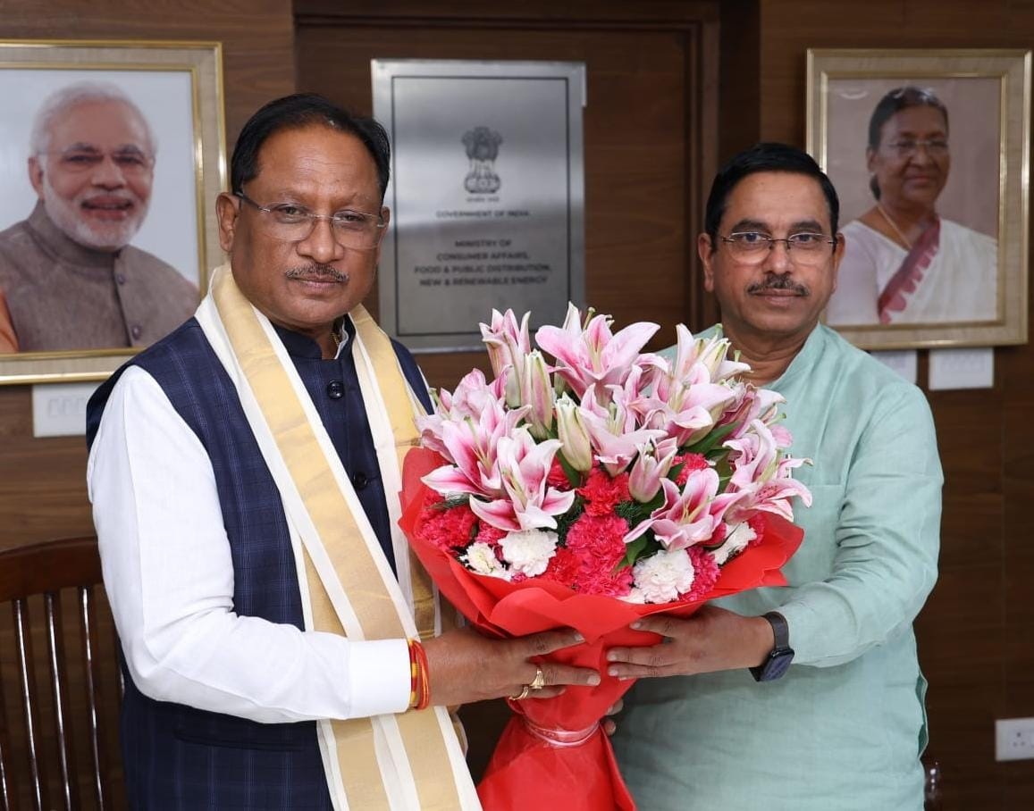 मुख्यमंत्री विष्णुदेव साय ने केंद्रीय मंत्री प्रल्हाद जोशी से की सौजन्य भेंट