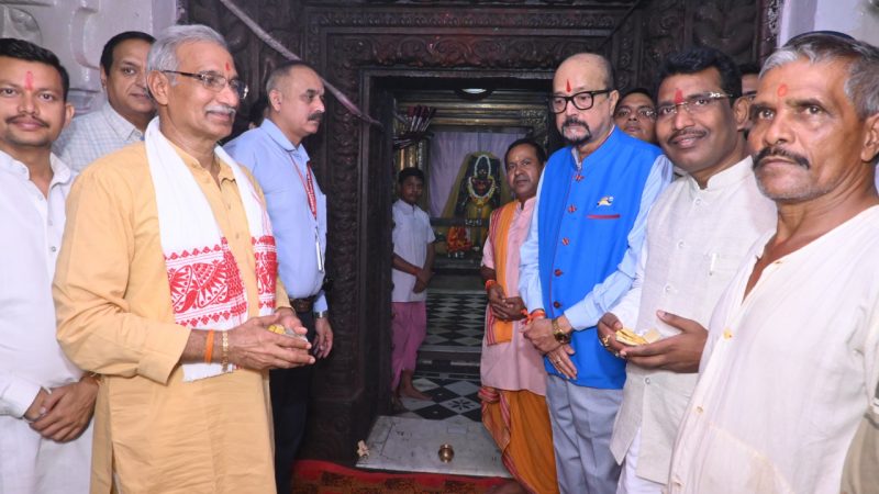 राज्यपाल डेका ने राजीव लोचन का किया दर्शन