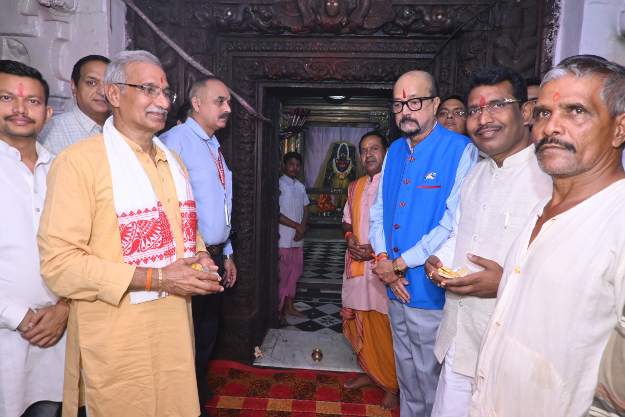 राज्यपाल डेका ने राजीव लोचन का किया दर्शन