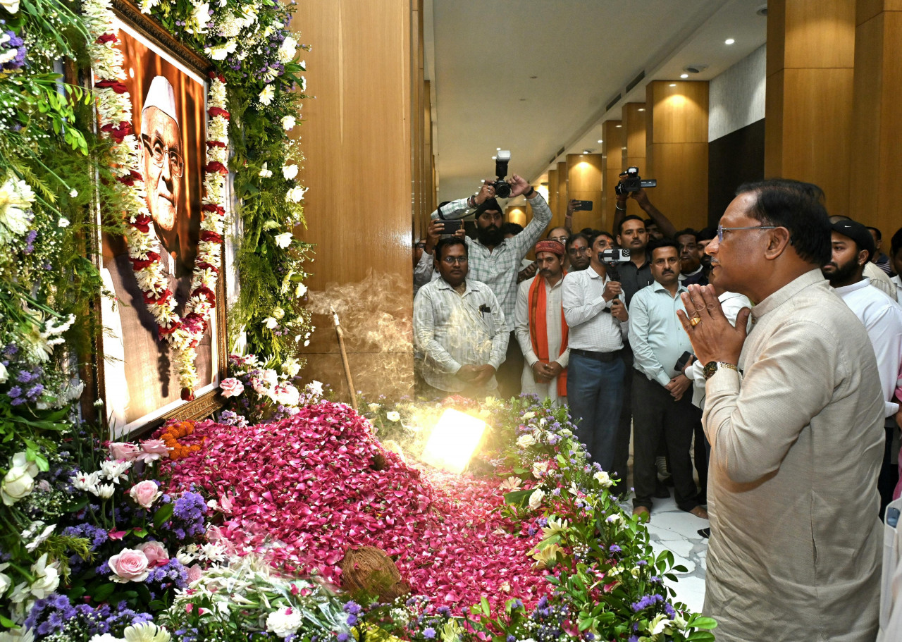 मुख्यमंत्री विष्णु देव साय स्वर्गीय रामजीलाल अग्रवाल के शांति मिलन कार्यक्रम में शामिल हुए