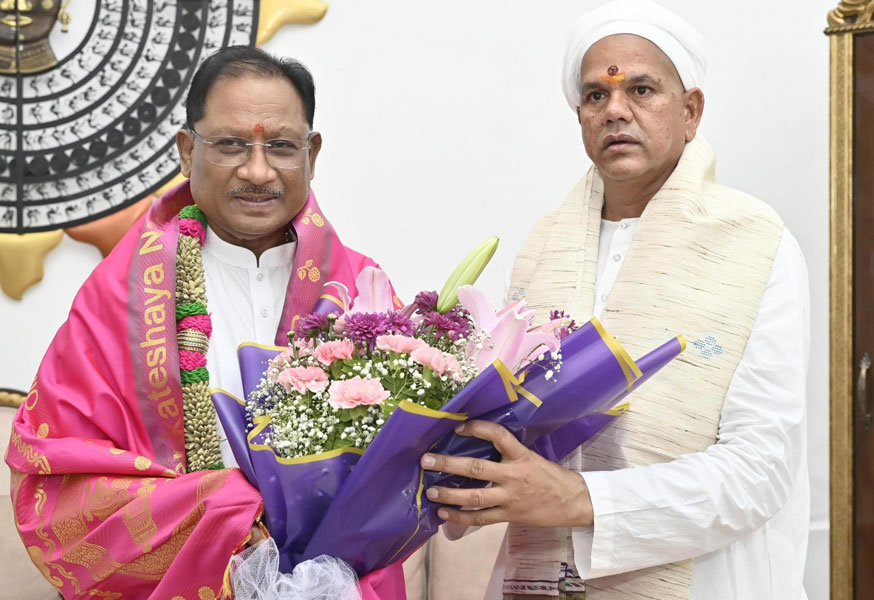 मुख्यमंत्री साय से पं. रविशंकर जी महाराज रावतपुरा सरकार ने की सौजन्य मुलाकात