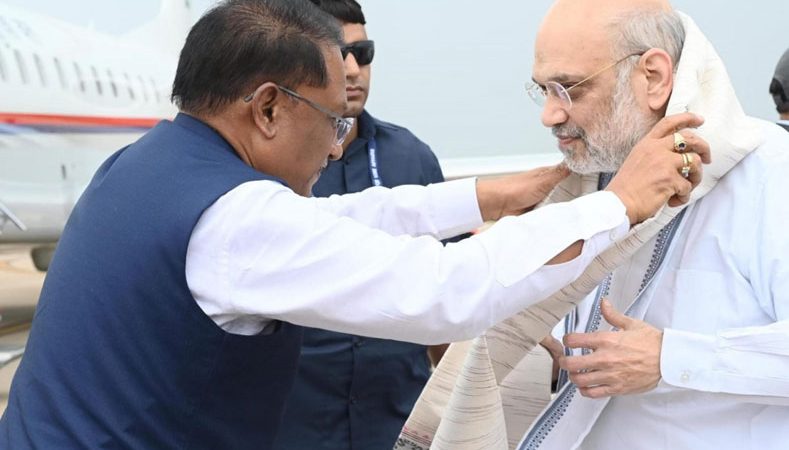 केंद्रीय गृह मंत्री अमित शाह के छत्तीसगढ़ आगमन पर मुख्यमंत्री विष्णुदेव साय ने स्वामी विवेकानंद एयरपोर्ट पर किया स्वागत