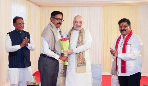 केन्द्रीय गृह मंत्री अमित शाह ने हाल ही में नक्सलवाद के विरुद्ध चलाए गए अभियानों में अहम भूमिका निभाने वाले अधिकारियों से नई दिल्ली में भेंट कर इन ऑपरेशंस की ऐतिहासिक सफलता पर उन्हें बधाई दी