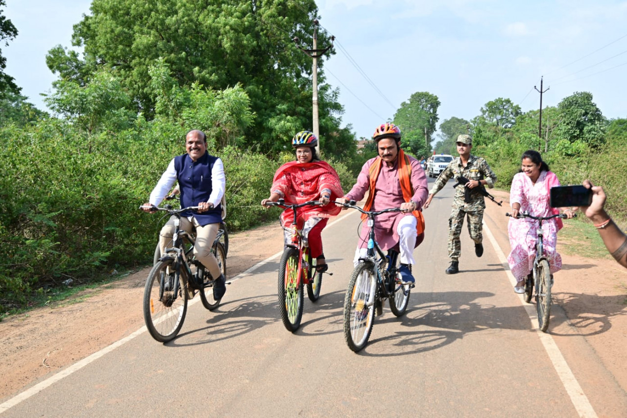 स्वास्थ्य मंत्री श्याम बिहारी जायसवाल, जिला पंचायत अध्यक्ष, कलेक्टर एवं जनप्रतिनिधियों ने साइकिल चलाकर सेहतमंद रहने संदेश दिया