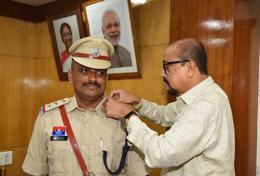 राज्यपाल की सुरक्षा में तैनात निरीक्षक के उप पुलिस अधीक्षक पदोन्नत होने पर स्टार सेरेमनी का आयोजन